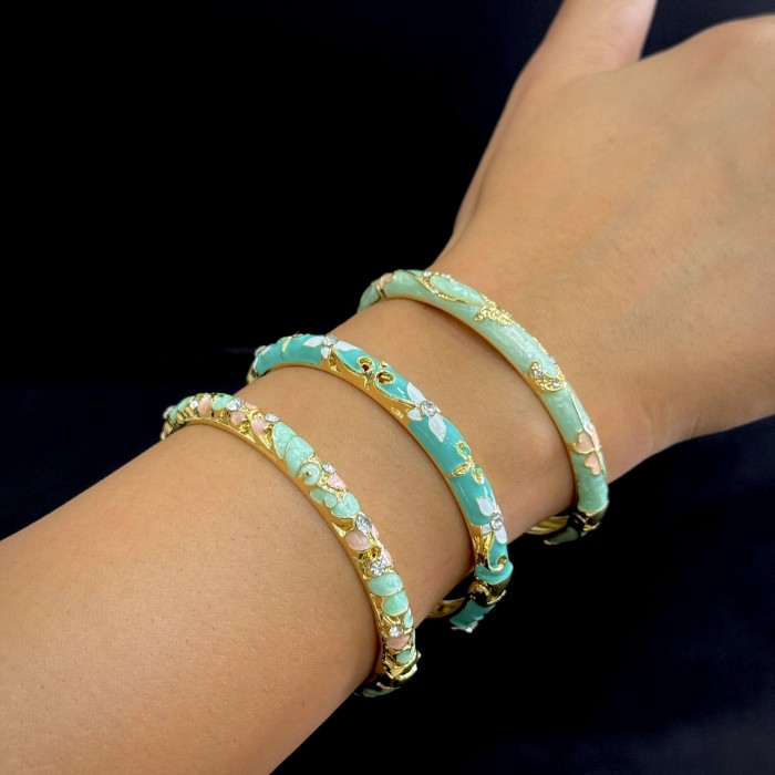 Suyeşili Ebruli Pudralı Kelepçe resmi