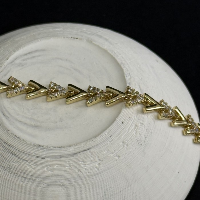 Xuping V Bileklik resmi