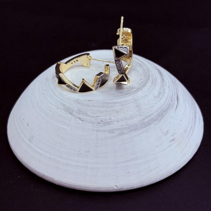 Noir Edge – Siyah Mine ve Taş Detaylı Halka Küpe resmi