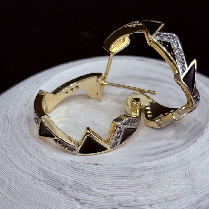 Noir Edge – Siyah Mine ve Taş Detaylı Halka Küpe resmi