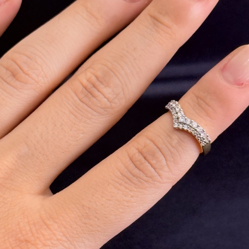 V Şeklinde Taşlı Yüzük resmi