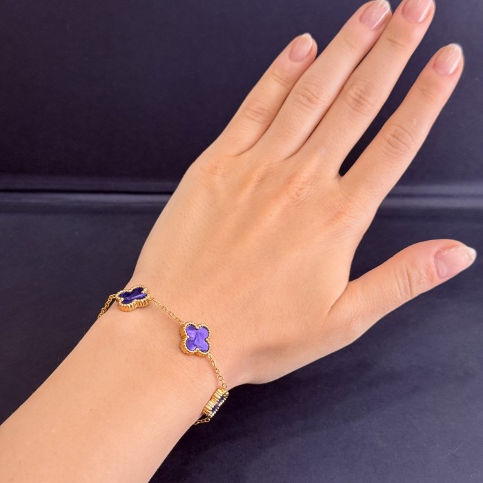 Mor Dört Yapraklı Taşlı Bileklik (Altın Detaylı) Çelik resmi
