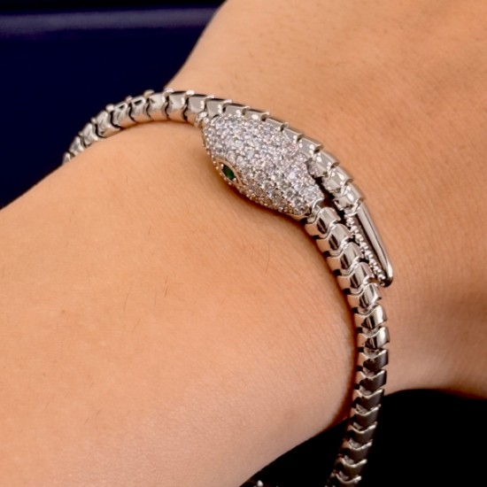 Yeşil Gözlü Yılan Bilezik – Gümüş Ton, Pavé Baş & Düz Gövde resmi