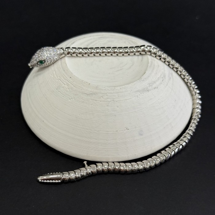 Yeşil Gözlü Yılan Bilezik – Gümüş Ton, Pavé Baş & Düz Gövde resmi