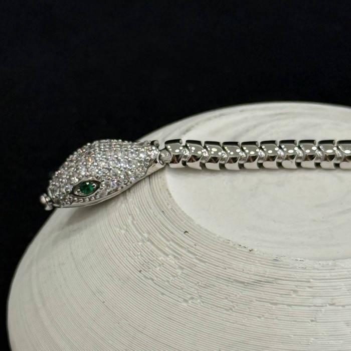 Yeşil Gözlü Yılan Bilezik – Gümüş Ton, Pavé Baş & Düz Gövde resmi