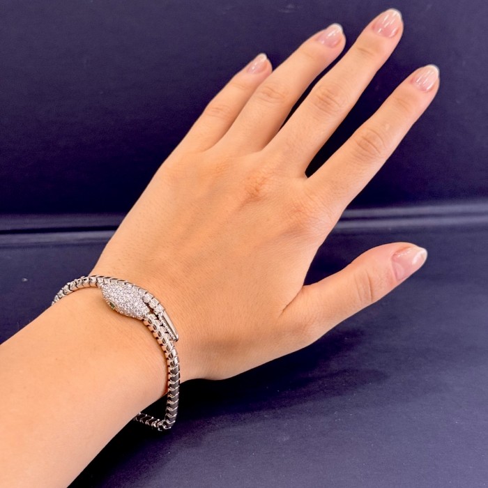 Yeşil Gözlü Yılan Bilezik – Gümüş Ton, Pavé Baş & Düz Gövde resmi