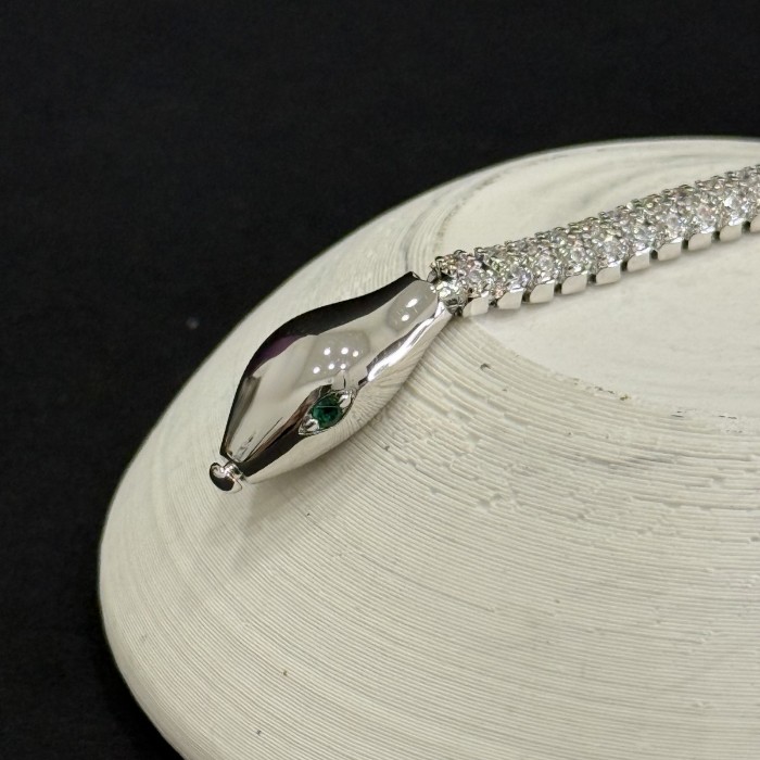 Yeşil Gözlü Yılan Bilezik – Gümüş Ton, Parlak Baş & Tam Pavé Sırt resmi