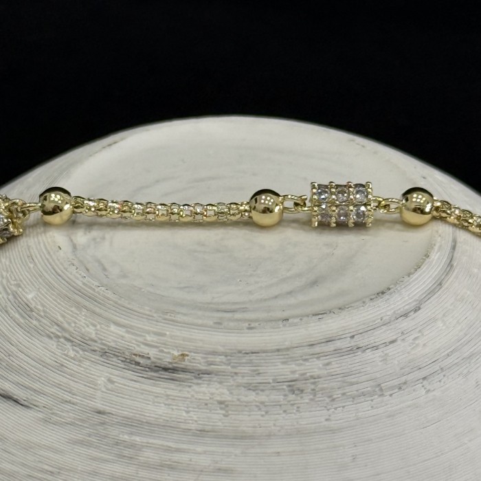 İnce Zincirli Üç İstasyon Zirkon Bileklik – Altın Tonlu İthal resmi