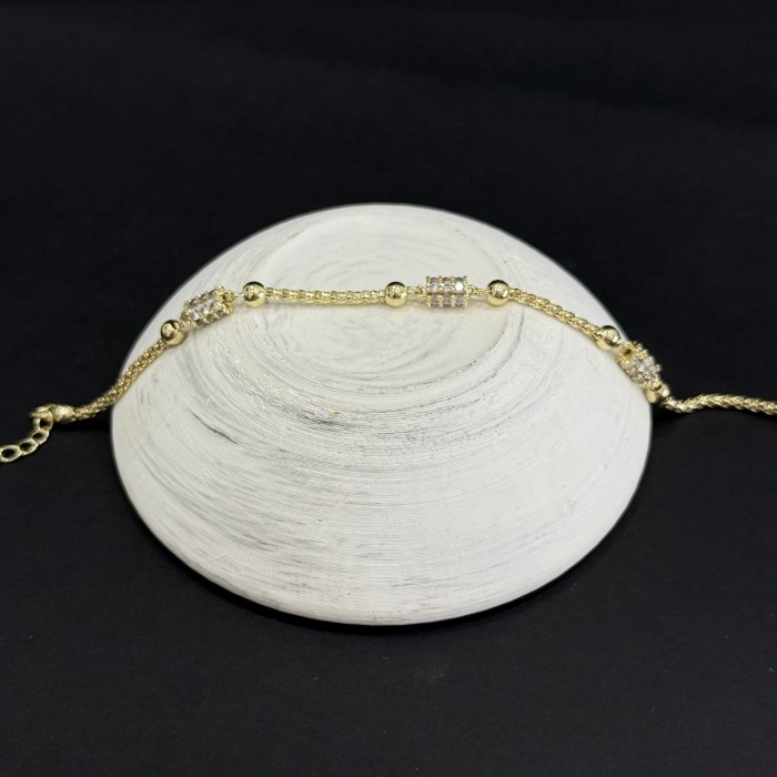 İnce Zincirli Üç İstasyon Zirkon Bileklik – Altın Tonlu İthal resmi