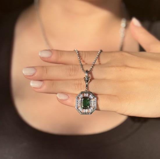 Zarif Sekizgen Form – Gümüş Zincirli Yeşil Taşlı Kolye resmi