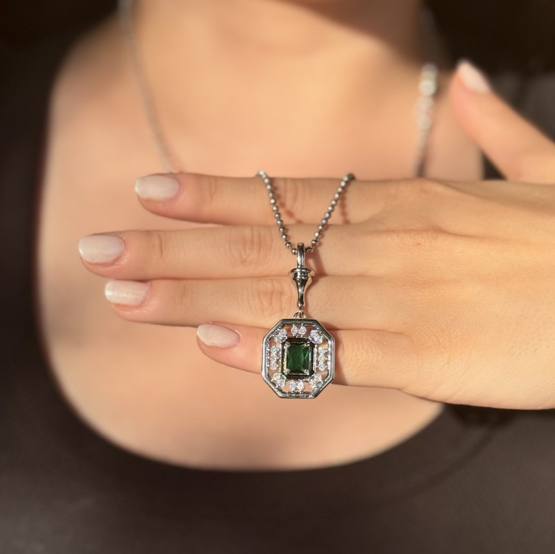 Zarif Sekizgen Form – Gümüş Zincirli Yeşil Taşlı Kolye resmi