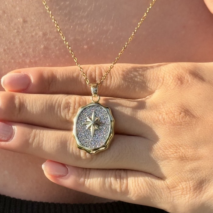 Parlayan Yıldız – Oval Formlu Taşlı Kolye resmi