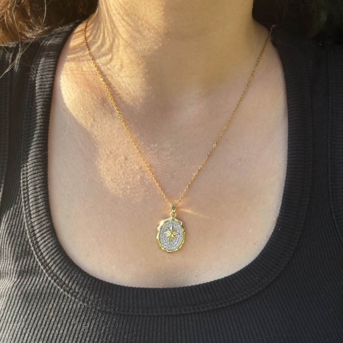 Parlayan Yıldız – Oval Formlu Taşlı Kolye resmi