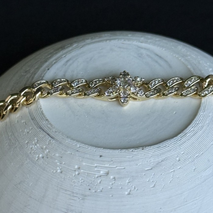 Çiçek Motifli Taşlı Bileklik resmi