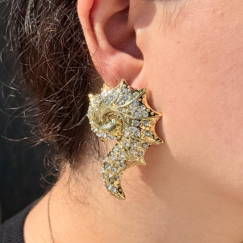 Deniz Atı Tasarımlı Taşlı Küpe resmi