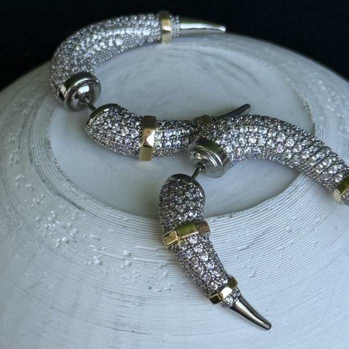 Segment Bantlı Pavé Boynuz Küpe resmi