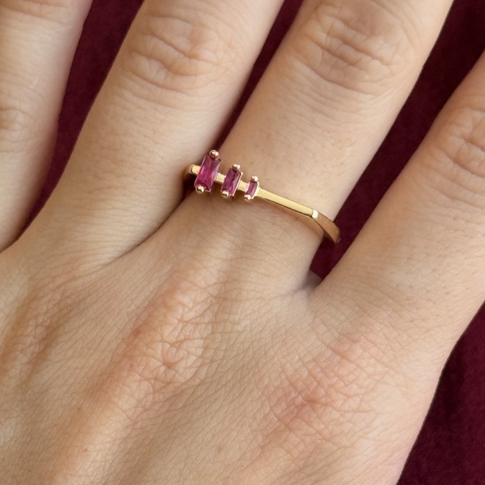 Pembe Taşlı Gold Yüzük: Romantik Işıltı resmi