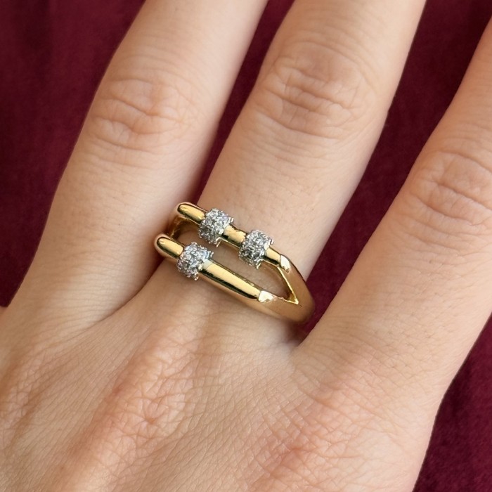 Gümüş Detaylı Gold Yüzük: Zarif ve Güçlü resmi