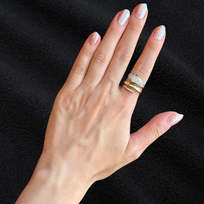 Gold & Gümüş Detaylı Sarmal Yüzük: Modern Şıklık resmi