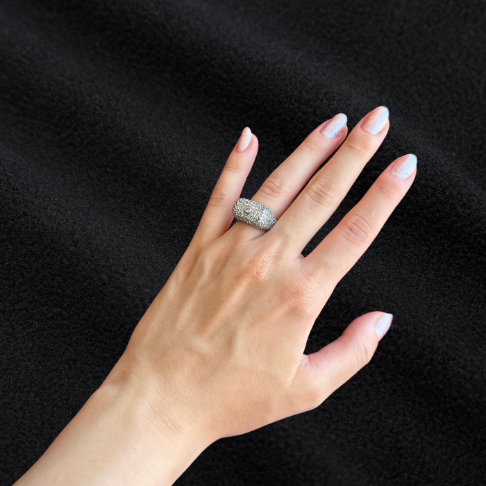 Taşlı Gümüş Yüzük: Işıltılı Zarafet resmi