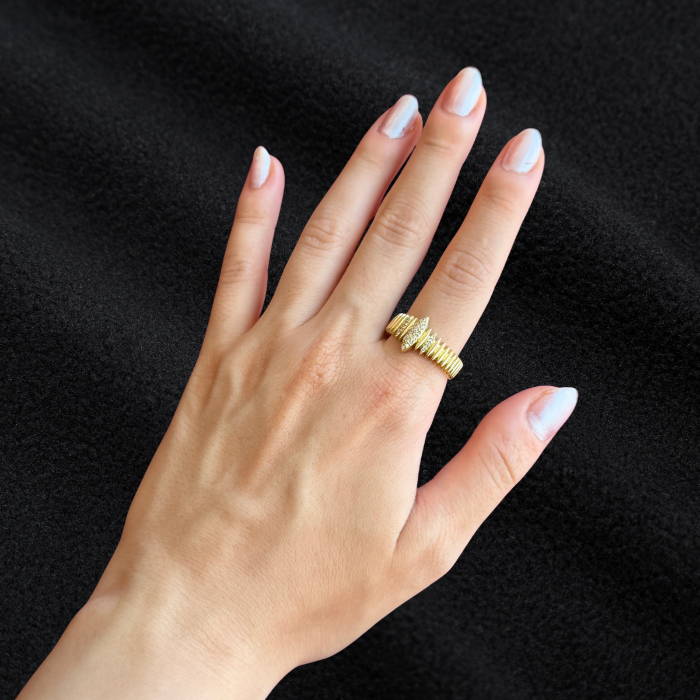 Gold Taşlı Yüzük: Parıltının Gücü resmi