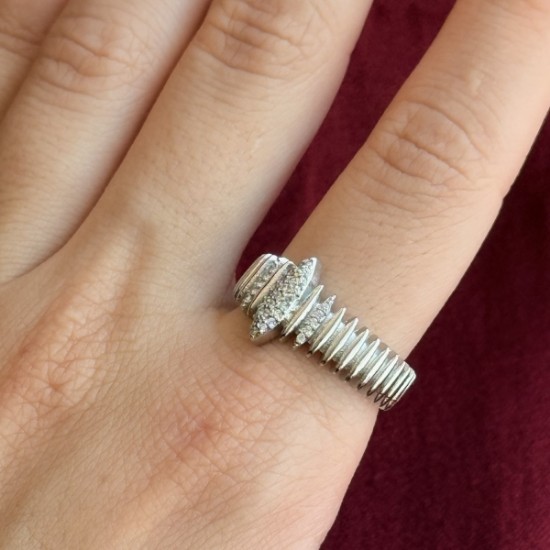 Gümüş Taşlı Yüzük: Işıltılı Zarafet resmi