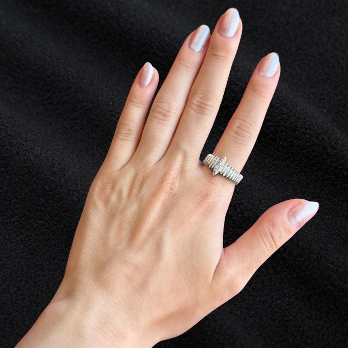 Gümüş Taşlı Yüzük: Işıltılı Zarafet resmi