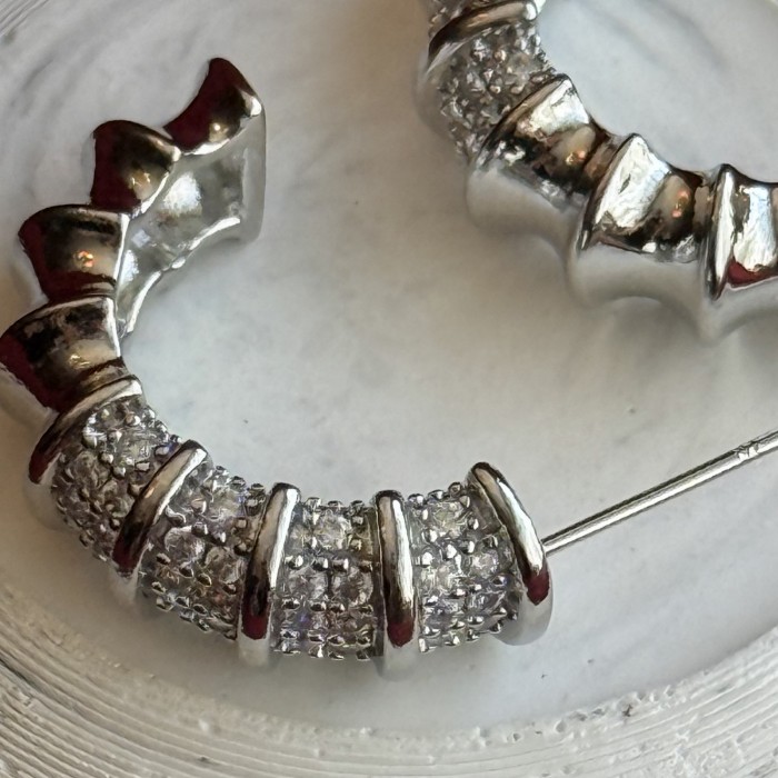 Işıltılı Gümüş Taşlı Küpe resmi