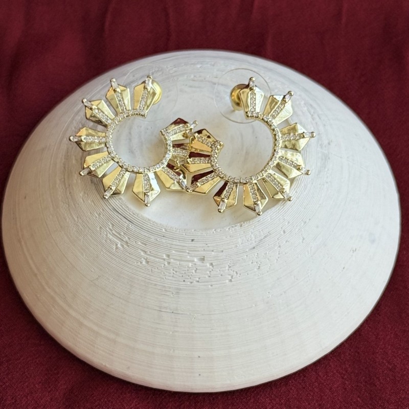 Işıltılı Gold Küpe: Zarafetinizi Tamamlayan Modern Tasarım resmi