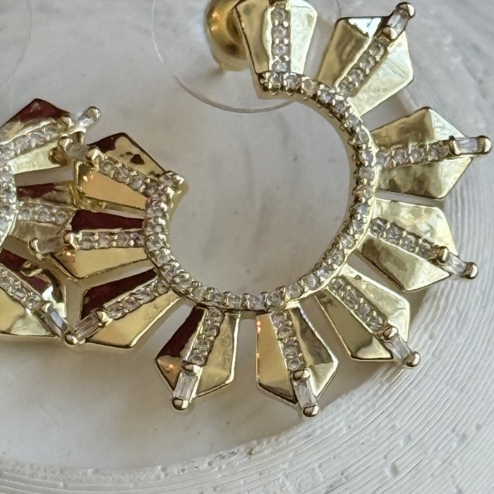 Işıltılı Gold Küpe: Zarafetinizi Tamamlayan Modern Tasarım resmi