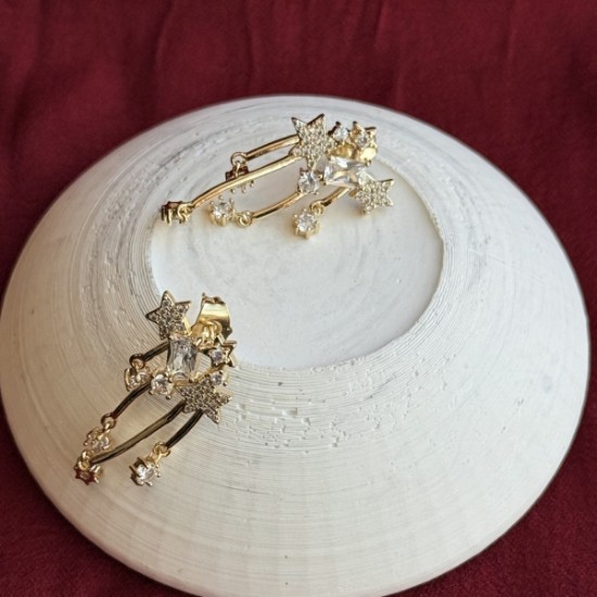 Sallantılı Yıldızlı Gold Küpe: Gecenin Işıltısını Yansıtan Şıklık resmi