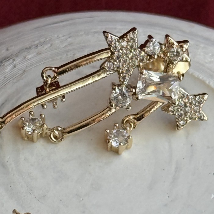 Sallantılı Yıldızlı Gold Küpe: Gecenin Işıltısını Yansıtan Şıklık resmi