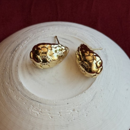 Desenli Gold Küpe: Zarif Detaylarla Şıklığı Yükseltin resmi