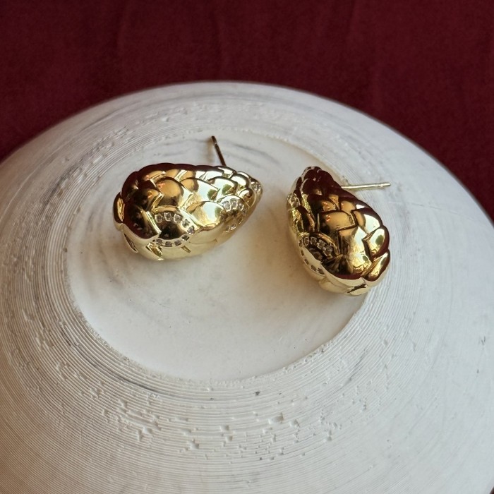 Desenli Gold Küpe: Zarif Detaylarla Şıklığı Yükseltin resmi