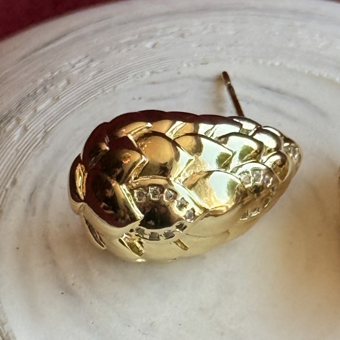 Desenli Gold Küpe: Zarif Detaylarla Şıklığı Yükseltin resmi