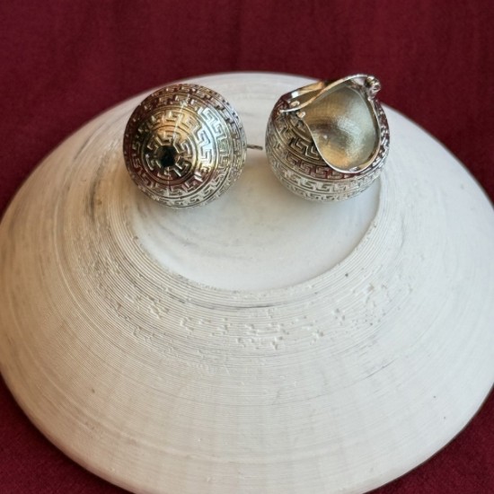 Gümüş Rengi Küpe: Zarif ve Şık Bir Dokunuş resmi