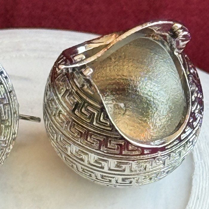 Gümüş Rengi Küpe: Zarif ve Şık Bir Dokunuş resmi