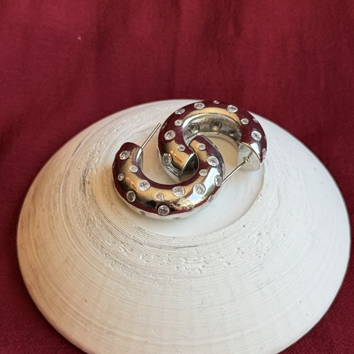 Gümüş Taşlı Küpe: Zarafetin ve Işıltının Mükemmel Uyumu resmi