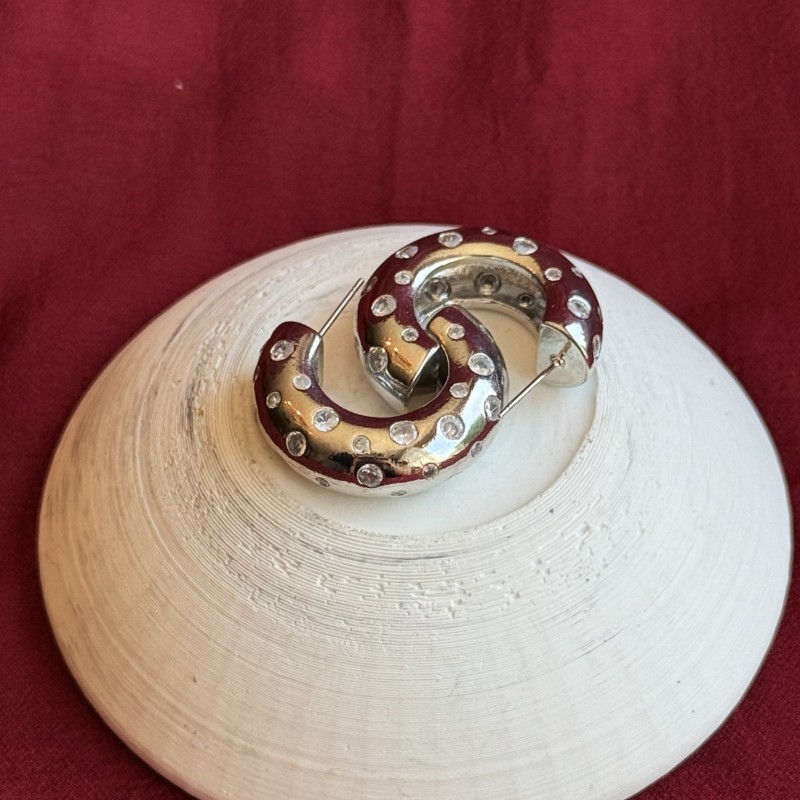 Gümüş Taşlı Küpe: Zarafetin ve Işıltının Mükemmel Uyumu resmi