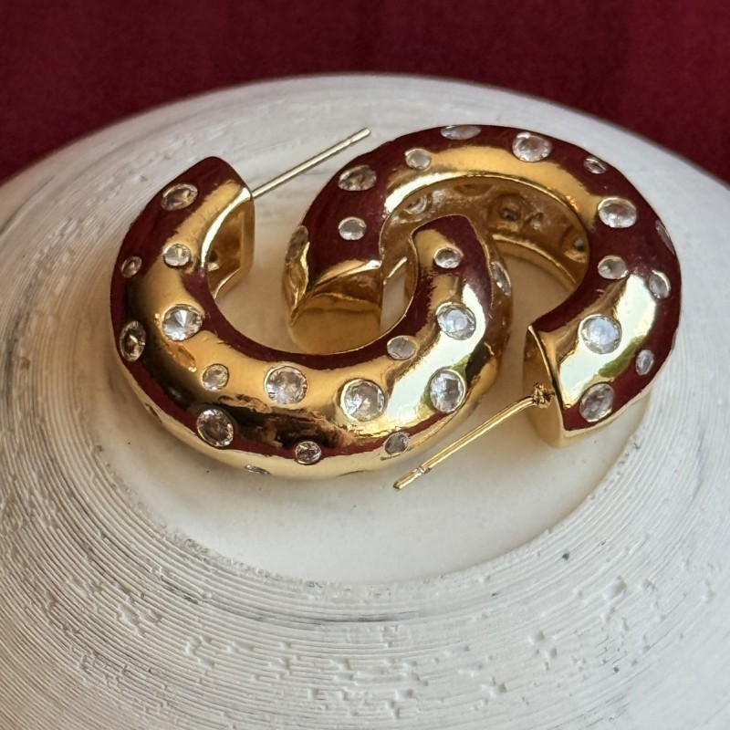 Gold Taşlı Küpe: Şıklığınızı Işıltıyla Tamamlayın resmi