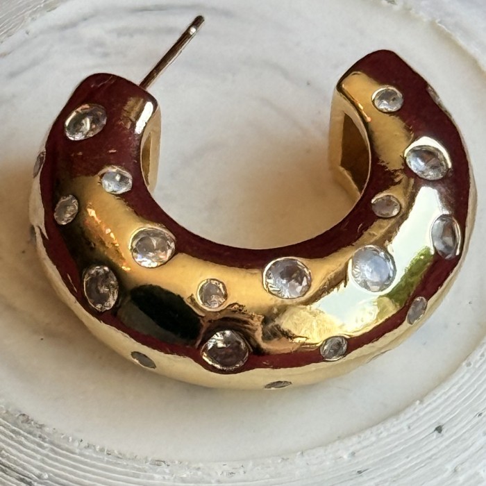 Gold Taşlı Küpe: Şıklığınızı Işıltıyla Tamamlayın resmi