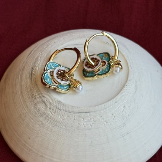 Mavi İnci Detaylı Renkli Gold Küpe: Zarafeti ve Renkleri Birleştiren Şıklık resmi