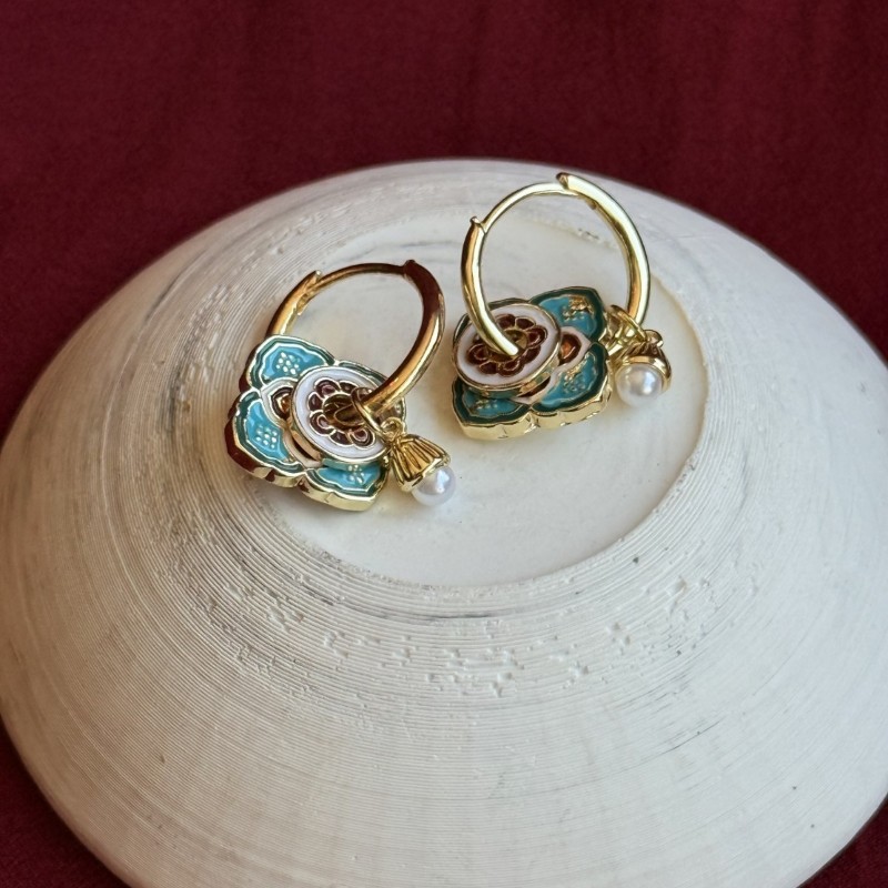 Mavi İnci Detaylı Renkli Gold Küpe: Zarafeti ve Renkleri Birleştiren Şıklık resmi