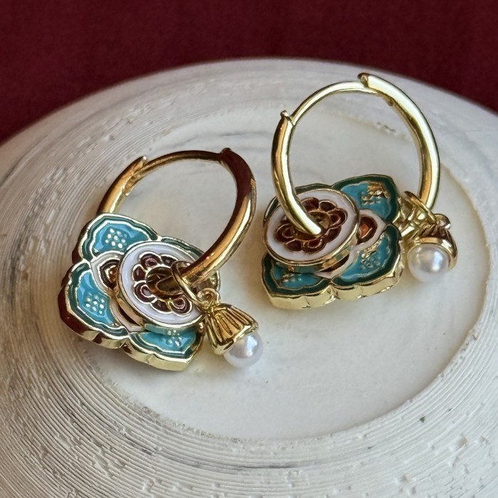 Mavi İnci Detaylı Renkli Gold Küpe: Zarafeti ve Renkleri Birleştiren Şıklık resmi