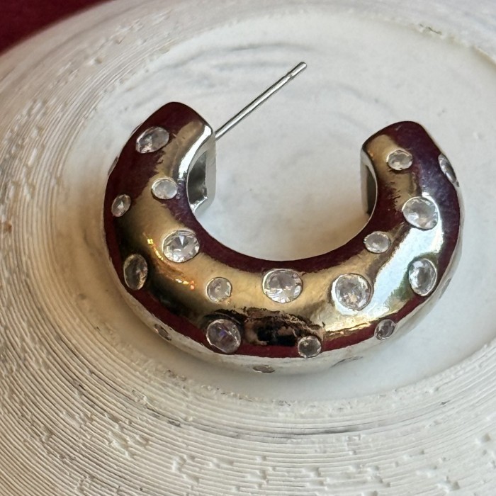 Sade Gümüş Küpe: Zarif ve Modern Şıklık resmi