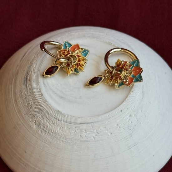 Bordo Taşlı Renkli Gold Küpe: Şıklığınızı Vurgulayan Zarif Detay resmi