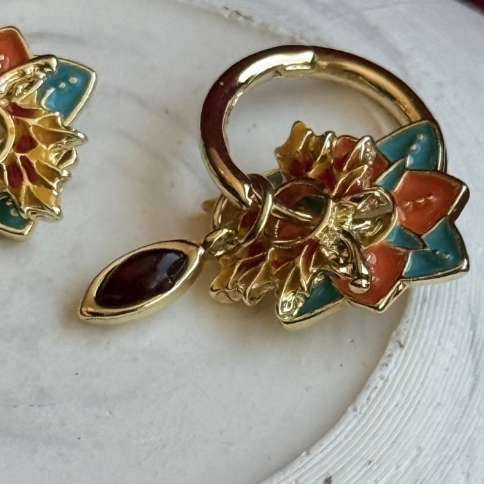 Bordo Taşlı Renkli Gold Küpe: Şıklığınızı Vurgulayan Zarif Detay resmi