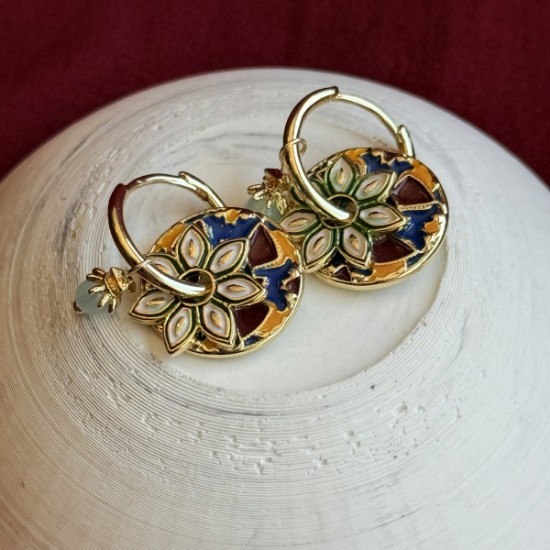 Su Yeşili Taşlı Çiçek Detaylı Gold Küpe: Doğadan İlham Alan Zarif Şıklık resmi