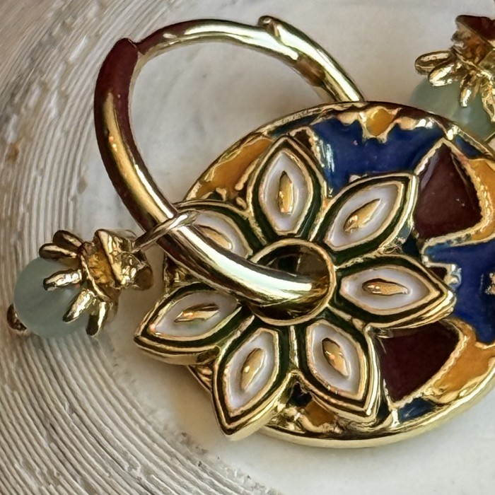 Su Yeşili Taşlı Çiçek Detaylı Gold Küpe: Doğadan İlham Alan Zarif Şıklık resmi