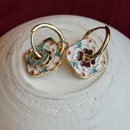 Çiçekli Renkli Gold Küpe: Zarafetin ve Doğallığın Büyüleyici Birleşimi resmi